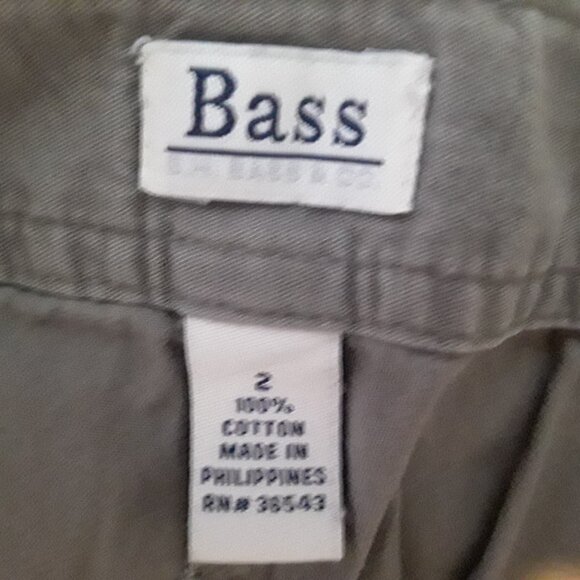 Bass G.H Bass & Co. ladies size 2 dark khkaki short shorts, zipper/2button fly - Picture 3 of 4